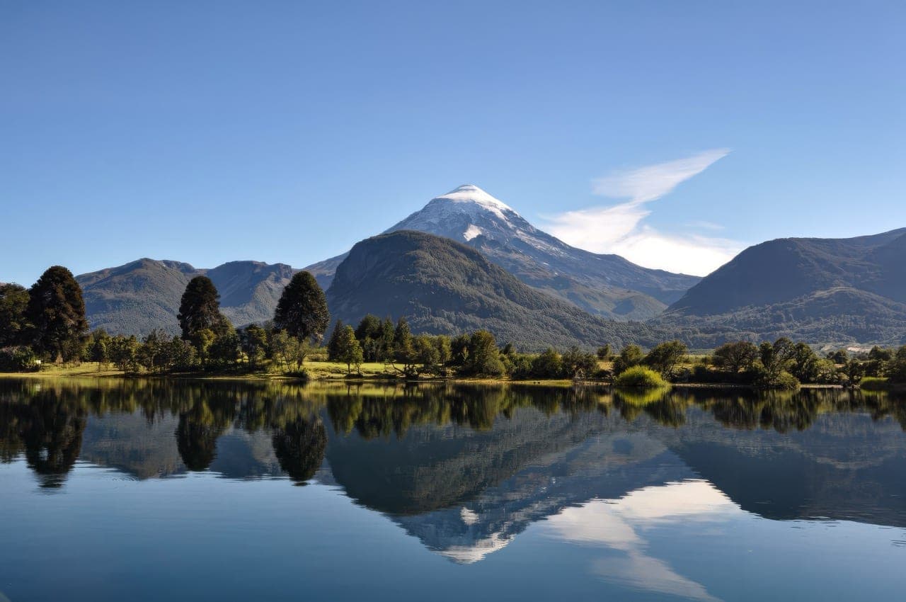The Lanín volcano reflected in the lake