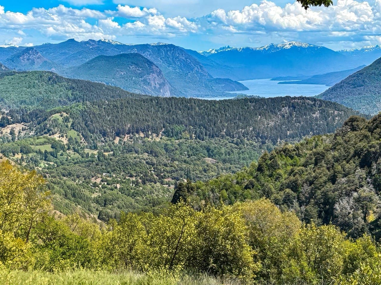 The valley and the lake seen from above, with the cordillera behind