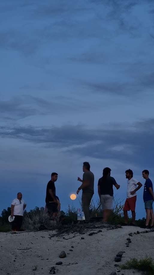 Siluetas contra el cielo al atardecer